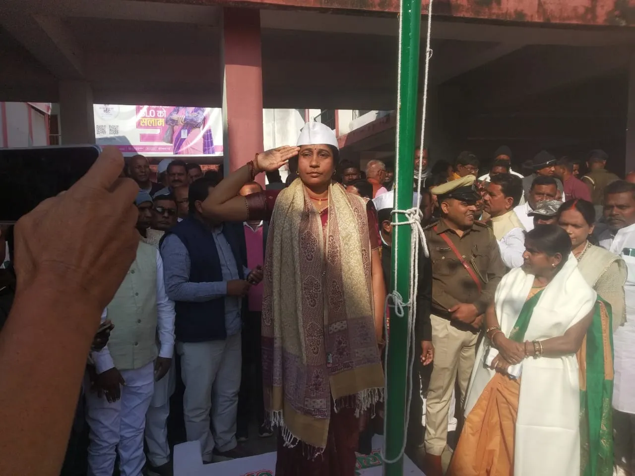 76वें गणतंत्र दिवस पर करों प्रखंड में धूमधाम से हुआ झंडोत्तोलन 