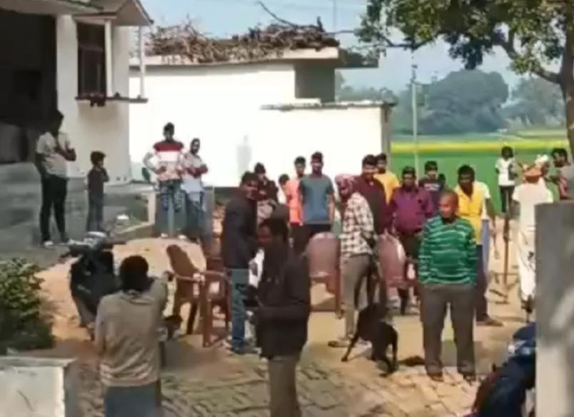 ख़जनी पुलिस का जबरन ख़ड़ंजा लगाने का प्रयास, ग्रामीणों का विरोध