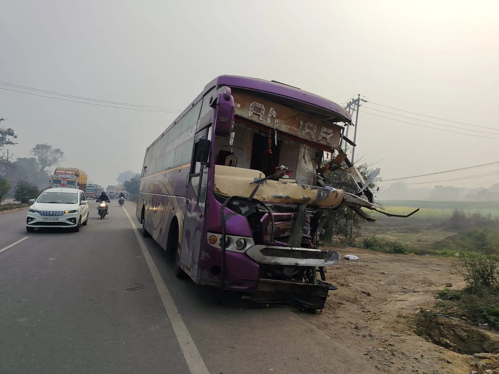    गोरखपुर: बिहार से दिल्ली जा रही बस और DCM की टक्कर में 13 घायल