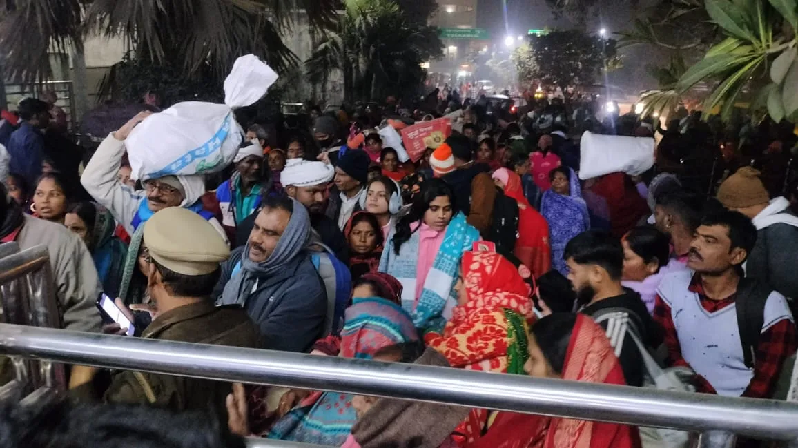 गोरखपुर रेलवे स्टेशन पर कुंभ मेले के लिए उमड़ी भीड़