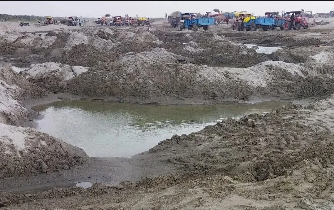 कुशीनगर : अवैध बालू खनन में बालू लदी करीब 20 ट्रैक्टर को लखनऊ की टीम ने पकड़ा , माफियाओं में मची हड़कंप 