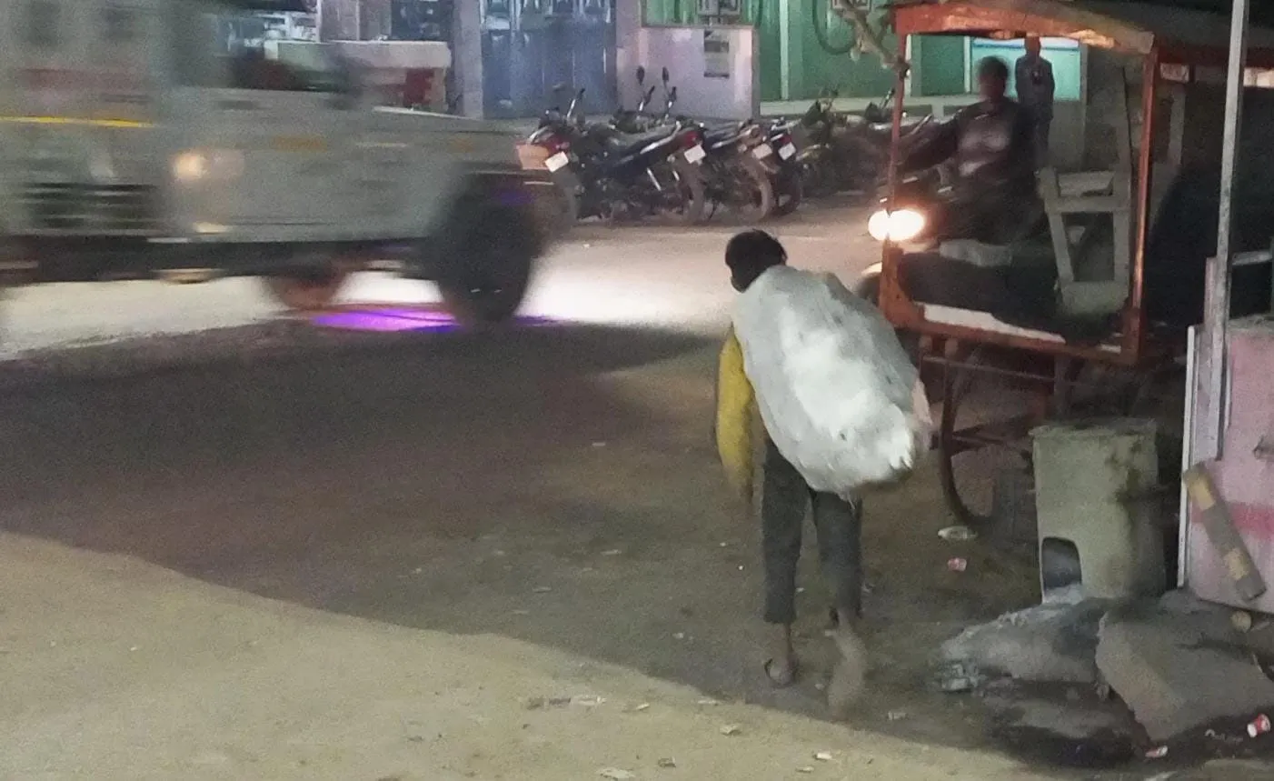 हाथ में पेंसिल पेन, स्कूल बैग की जगह कंधे पर कचरे का ढेर, चिंतनीय 