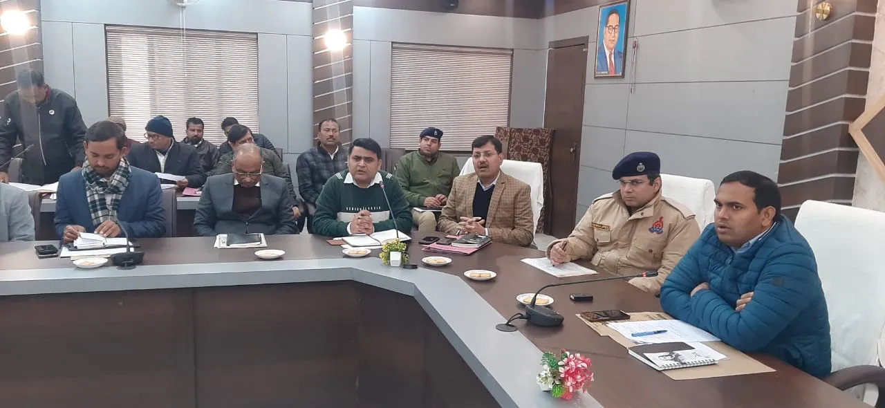 जिला निर्वाचन अधिकारी राजनीतिक दलों के साथ की बैठक