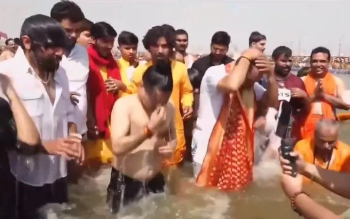 त्रिवेणी संगम में सांसद संबित पात्रा और गायक कैलाश खेर ने  लगाई आस्था की डुबकी।