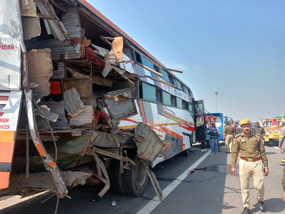 यमुना एक्सप्रेस पर आपस में टकराईं डबल डेकर बस  