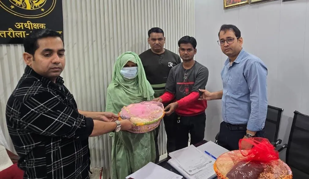 अधीक्षक व चिकित्साधिकारी ने मरीजों को लिया गोद 