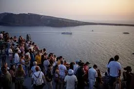 ग्रीस के सेंटोरिनी द्वीप में अब तक 36 घंटों  में 200 बार भूकंप के झटकों से दहला देश ! खास एडवाइजरी भी जारी