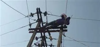  लाइनमैन को लगा करंट, अस्पताल ले जाते समय रास्ते में  मौत