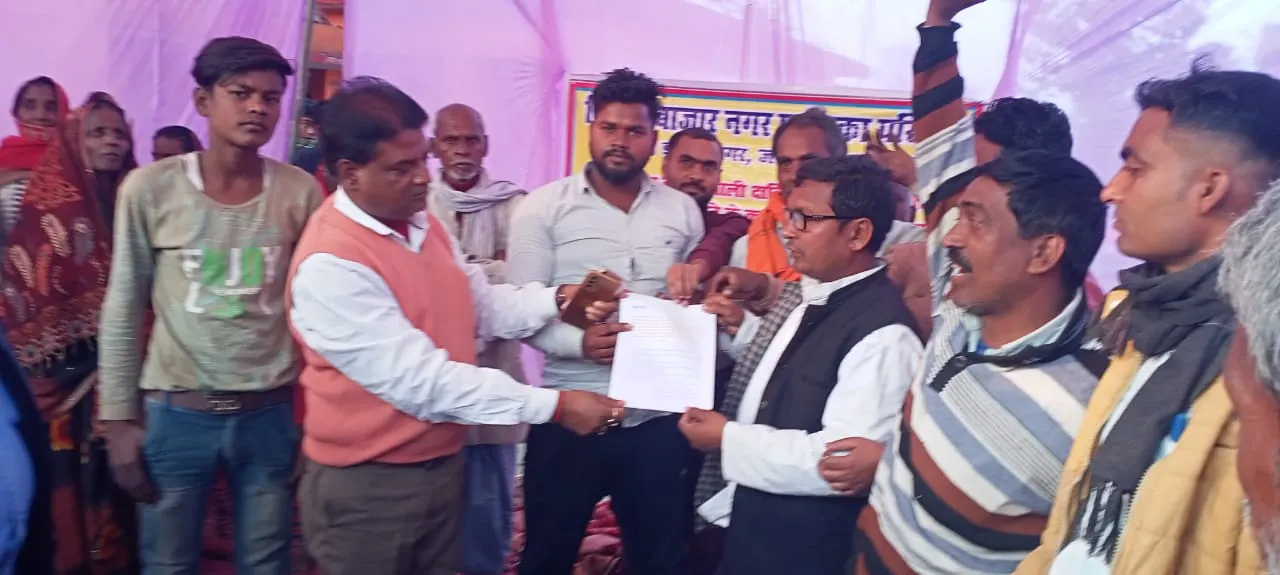 अधिशासी अधिकारी के आश्वासन पर भूख हड़ताल समाप्त