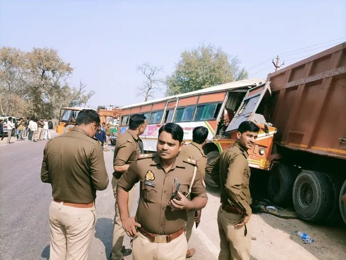 घाटमपुर में बस डंफर से टकराई 8 से अधिक घायल 