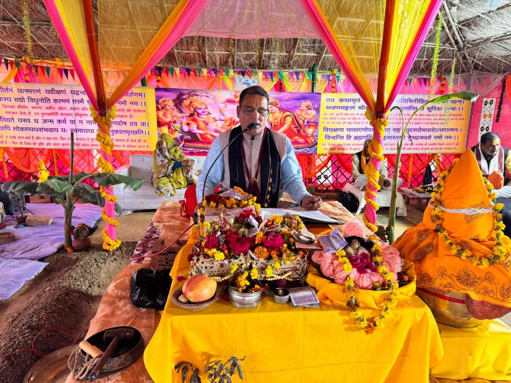 प्रह्लाद ने खंभे से भगवान को प्रकट करके सिद्ध कर दिया कि कण कण में भगवान  हैं।