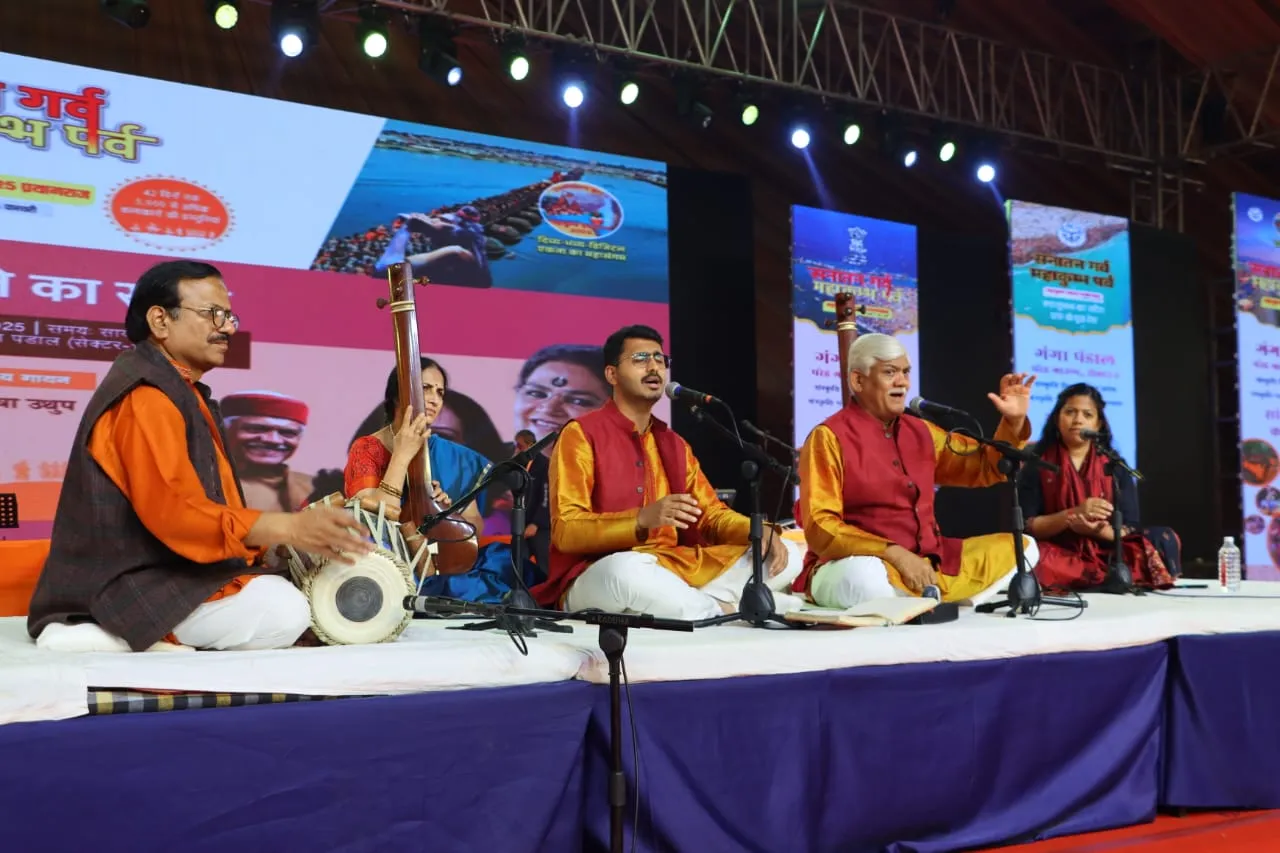 गंगा पण्डाल में पार्श्वगायिका उषा उतथुप के भजनों से अभिभूत हुए दर्शक। 