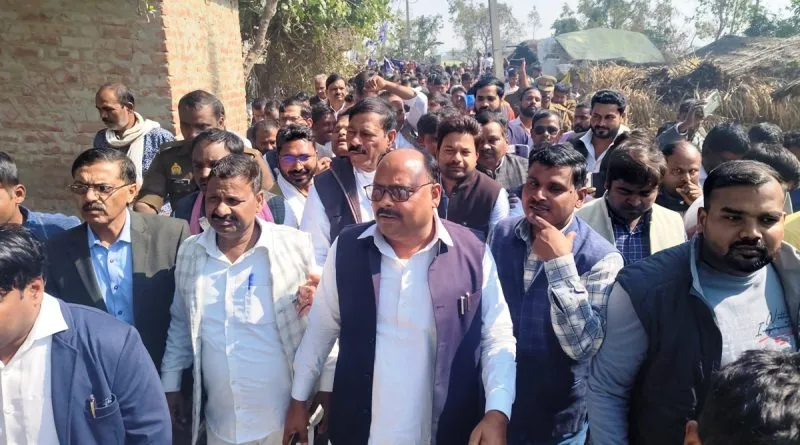 पीड़ित परिजनों से मिले बसपा प्रदेश अध्यक्ष विश्वनाथ पाल