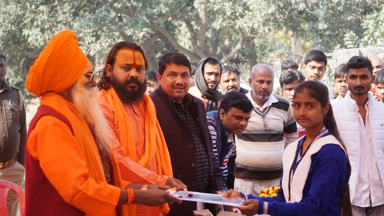 महराजगंज: यू.पी. बोर्ड परीक्षार्थियों में शैक्षिक सामग्री वितरण