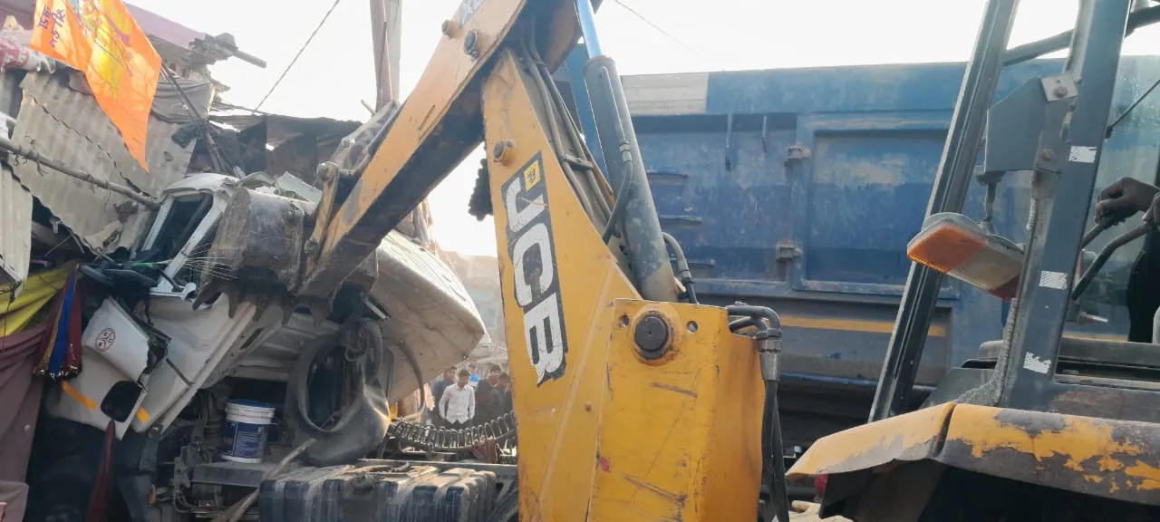 गैस लदे ट्रक व गिट्टी लदी डम्फर में जोर दार टक्कर  एक की मौत घर में घुसा डम्फर घर में सो रहे लोगों की जान बाल बाल बची।