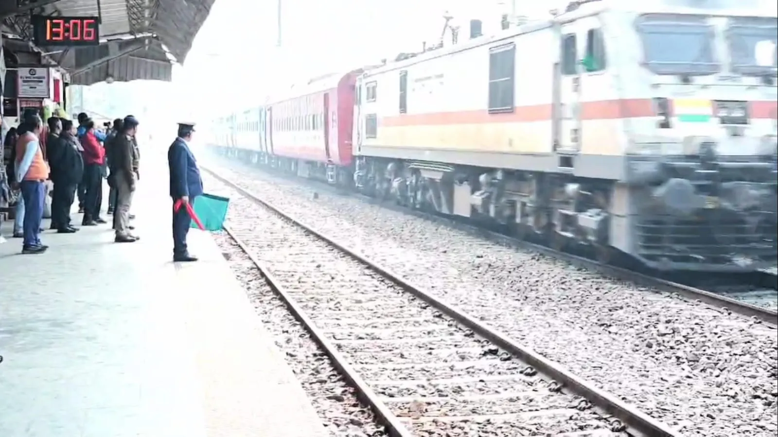 महराजगंज : गोरखपुर–नरकटियागंज मार्ग से रेल मंत्री का दौड़ा, सुरक्षा व्यवस्था की रही पैनी नज़र