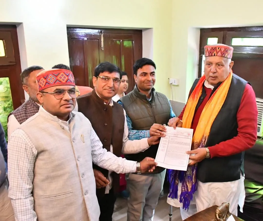  कैबिनेट मंत्री सूर्य प्रताप शाही को एस बी एम के कर्मियों ने सौंपा पत्रक 