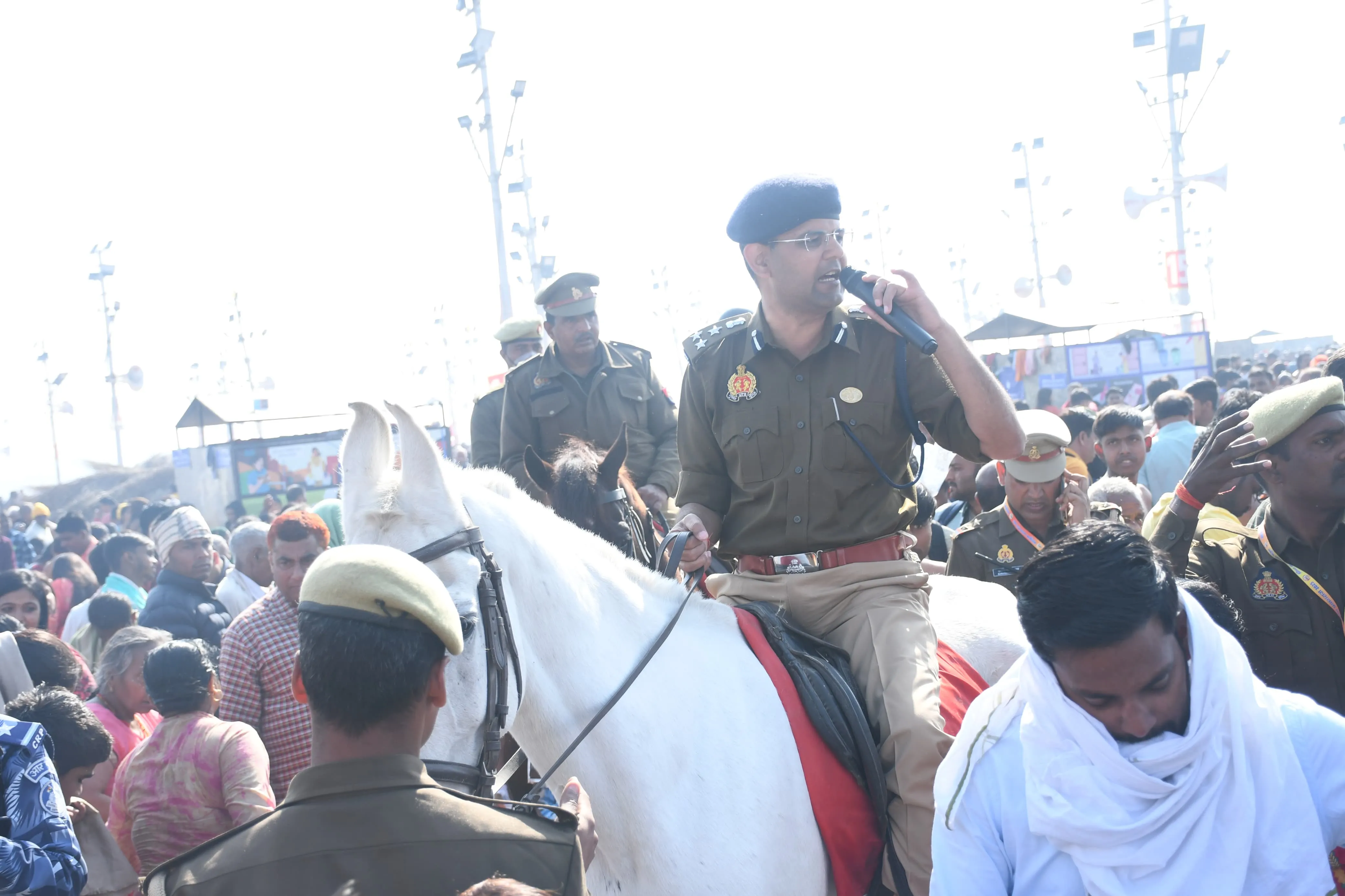 आज  रविवार को महाकुम्भ मेला क्षेत्र में जन सैलाब उमड़ पड़ा । करोड़ों श्रद्धालु ने लगाई डुबकी। पूरा शहर रहा जाम।