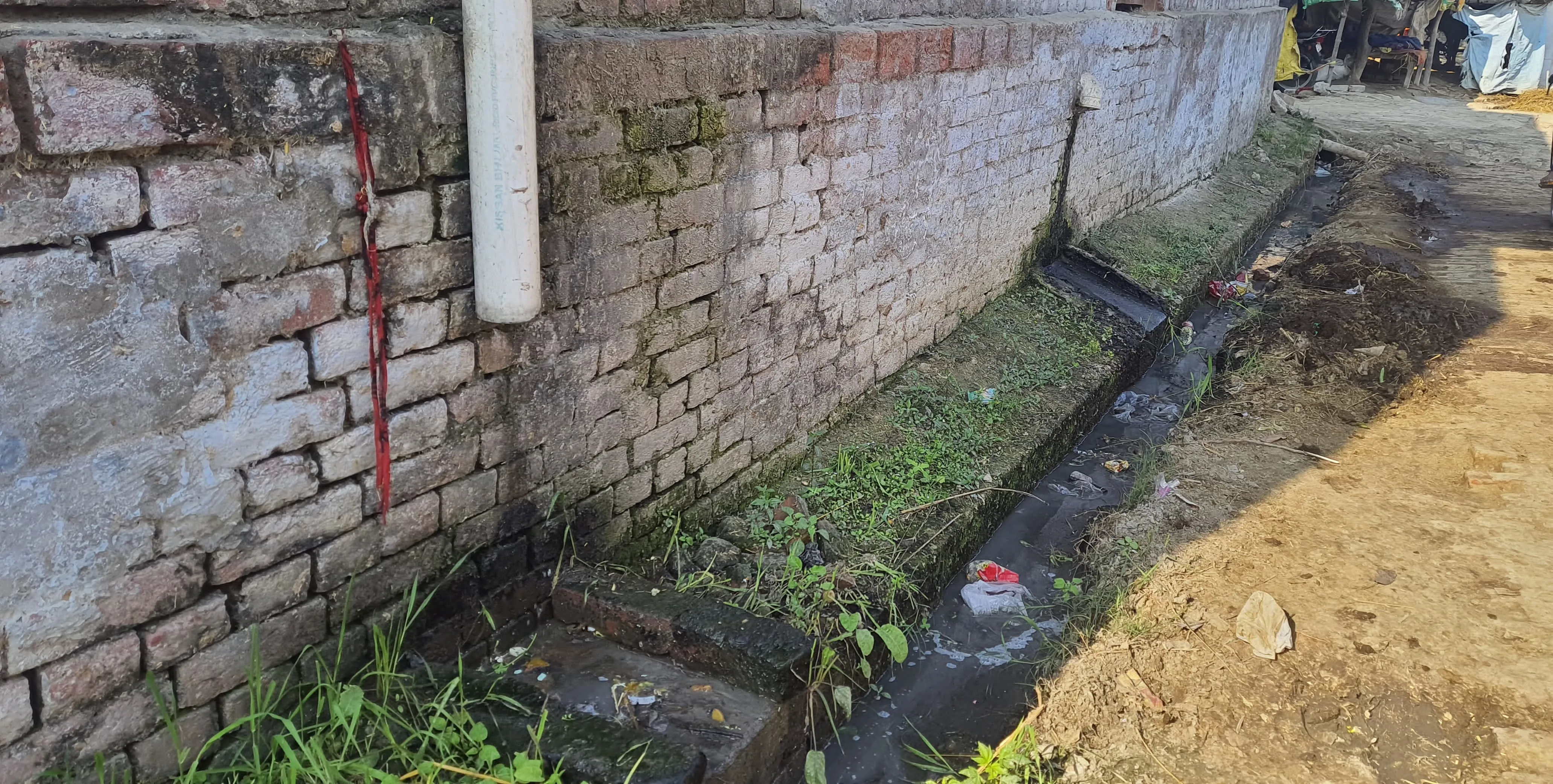 सफाई कर्मचारियों की लापरवाही से बजबजा रही नालियां 