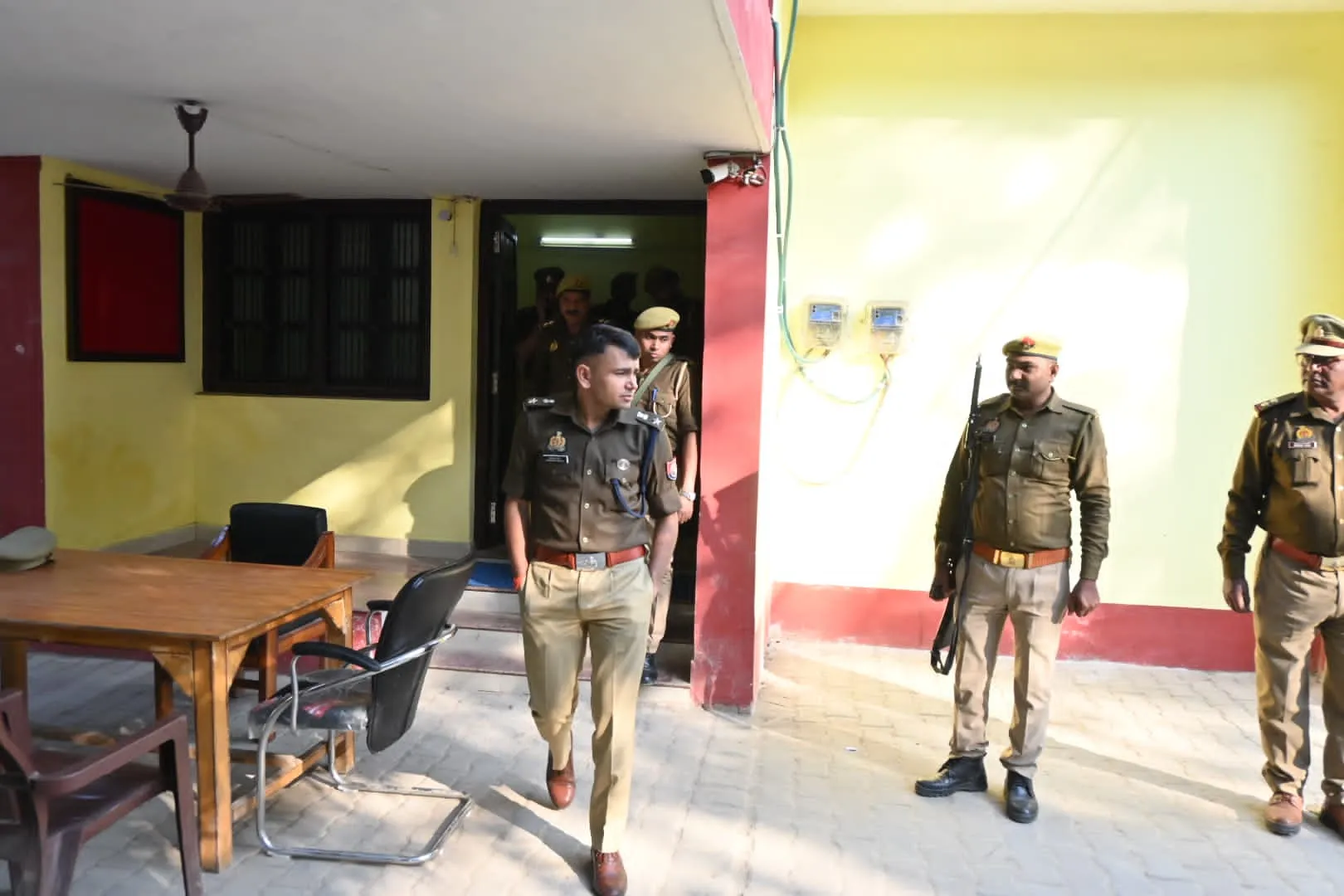 एसपी ने किया पनियरा थाने का औचक निरीक्षण