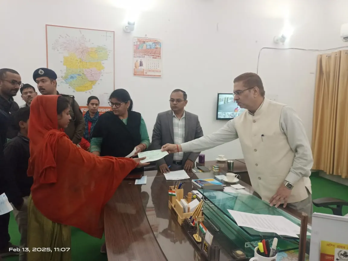 मृतक बंदी के आश्रितों को मिला 5 लाख रुपये का मुआवजा।