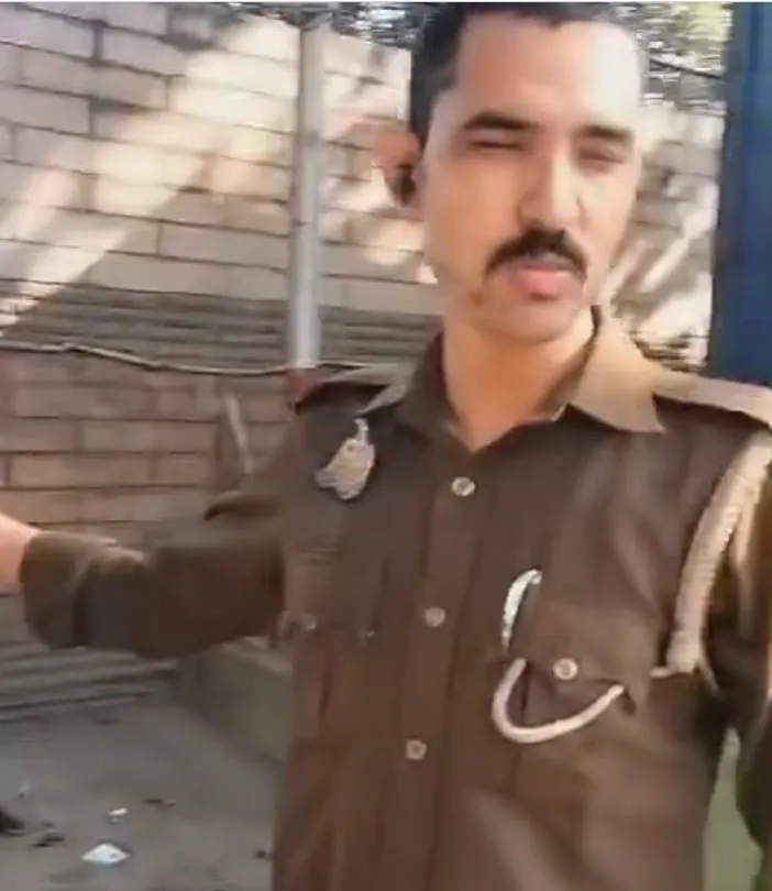 प्रयागराज में पुलिस कांस्टेबल पर वर्दी में श्रद्धालुओं को ब्लैकमेल करने का आरोप।