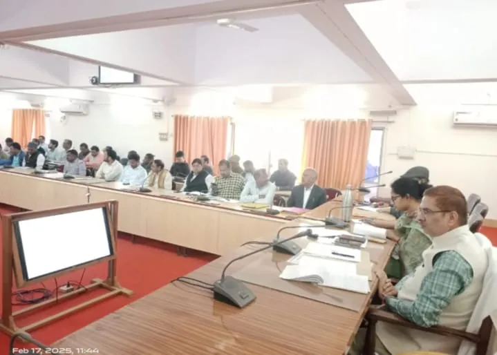 जिलाधिकारी ने सीएम डैशबोर्ड के माध्यम से विकास कार्यों की समीक्षा किया।