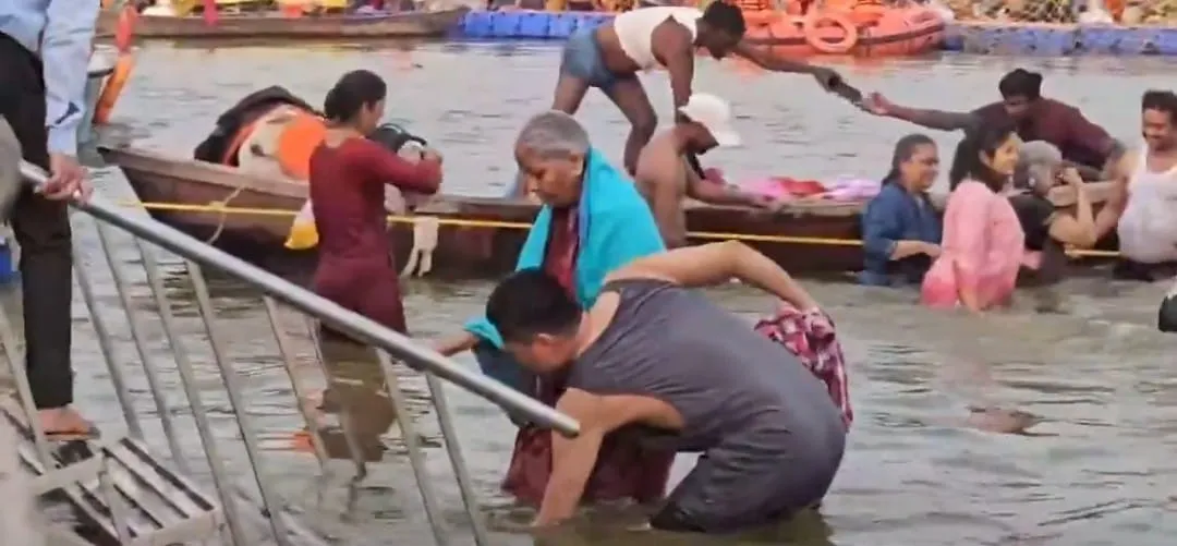 केंद्रीय वित्त मंत्री निर्मला सीतारमण, भाजपा सांसद तेजस्वी सूर्या समेत कई प्रमुख नेताओं ने किया त्रिवेणी संगम में स्नान।