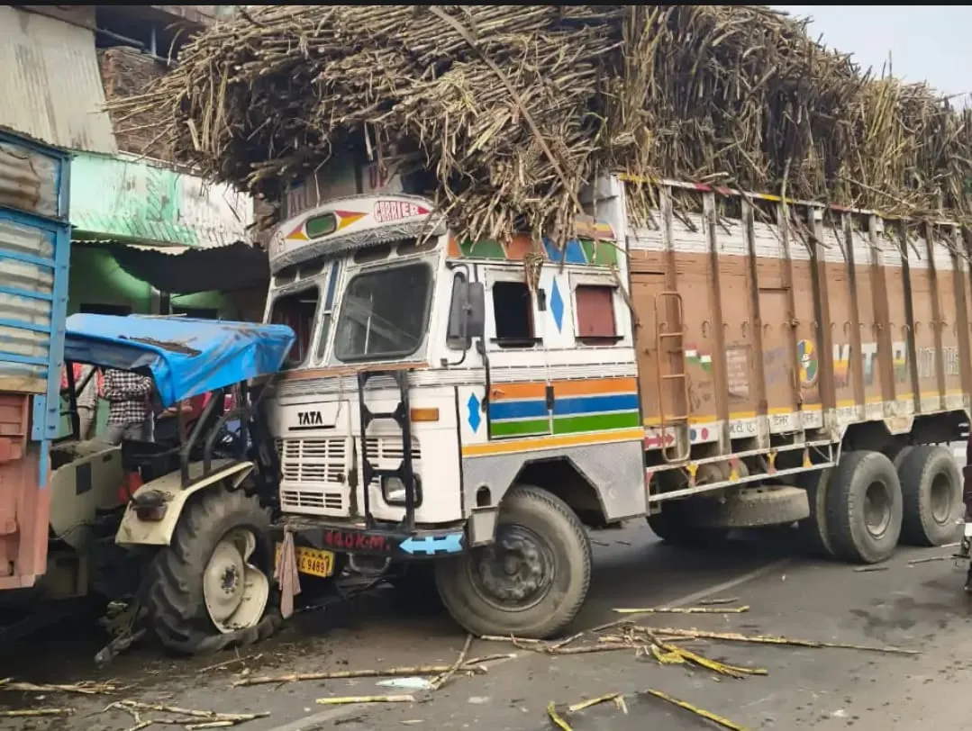 गन्ने से भरा ट्रक और खाद से भरी ट्रैक्टर ट्रॉली में हुई ज़ोरदार टक्कर, दोनों वाहन बुरी तरह क्षतिग्रस्त