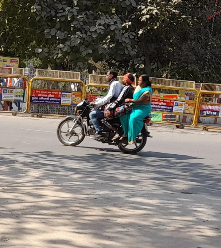 बाईक सेवा देने वाले कुंभ मेला में यातायात नियमो की  उडा रहे  है धज्जियां।