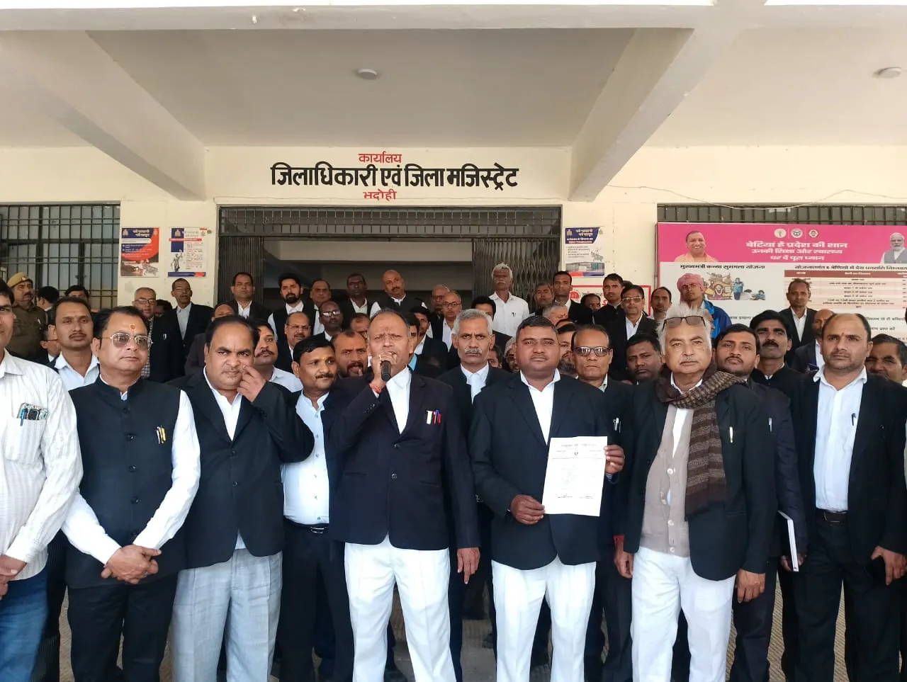 भदोही में अधिवक्ताओ ने एडवोकेट अमेंडमेंट बिल 2025 के विरोध में किया प्रदर्शन