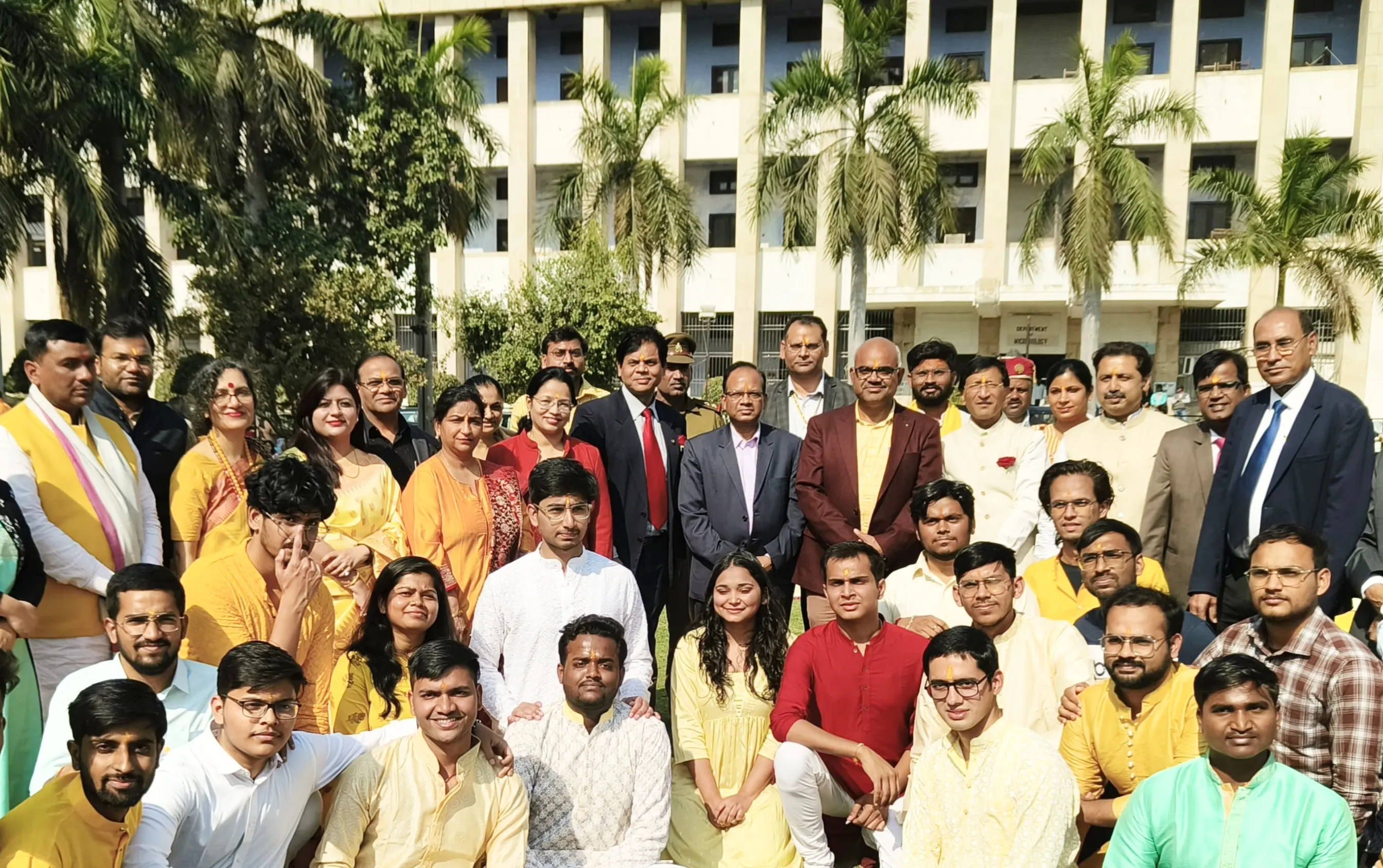 डीएम ने मेडिकल कॉलेज में मां सरस्वती की मूर्ति की प्राण-प्रतिष्ठा की 