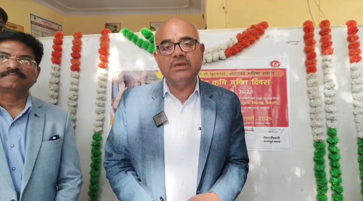 जिलाधिकारी ने राष्ट्रीय कृमि मुक्ति दिवस पर बच्चों को दी एल्बेंडाजोल 