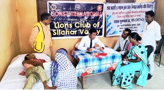 असम श्रीभूमि जिले के दूल्लभछड़ा में सेवा भारती और लायंस क्लब ने एक मुफ्त स्वास्थ्य शिविर का आयोजन किया गया