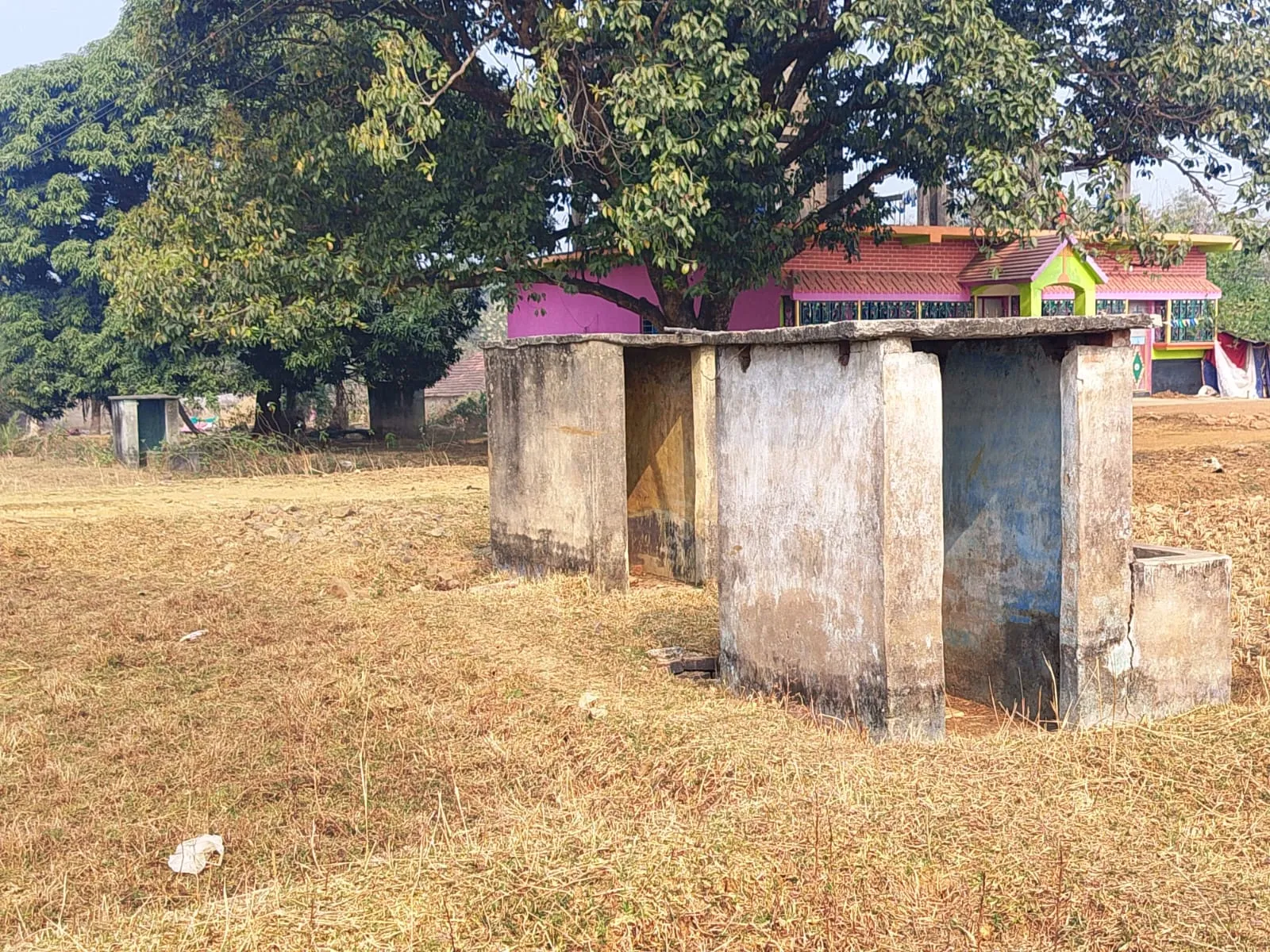 पाकुड़िया प्रखण्ड में बड़े पैमाने पर शौचालयों के निम्न स्तरीय निर्माण से महिलाओं में देखी जा रही गहरी नाराज़गी।