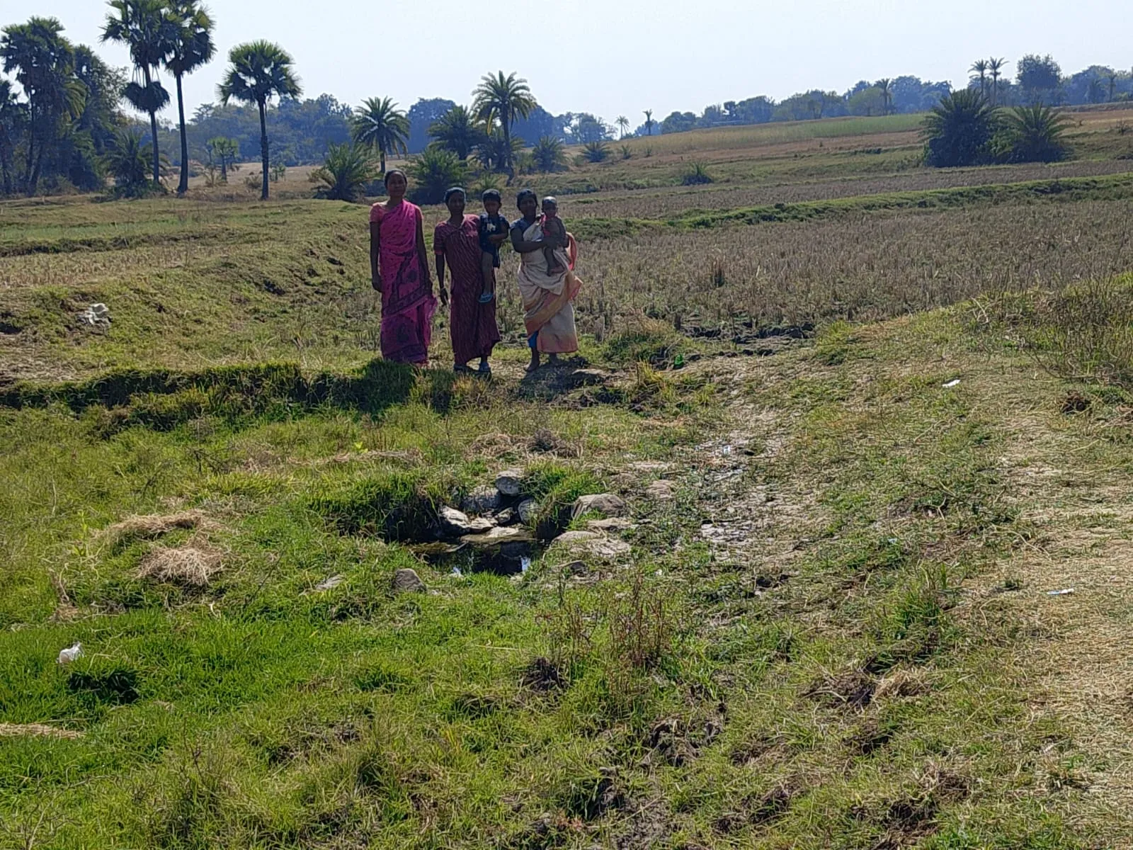 पेयजल संकट से जूझ रहीं ग्रामीण महिलाएँ, पुराने ध्वस्त कूप से जल भरने को मजबूर 