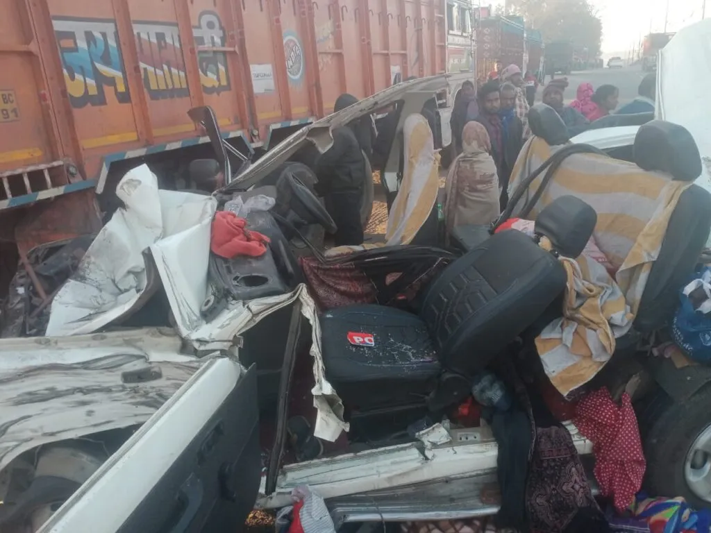 महाकुंभ से लौट रहे श्रद्धालुओं की गाड़ी चरही घाटी में दुर्घटनाग्रस्त, तीन की मौत, पांच घायल