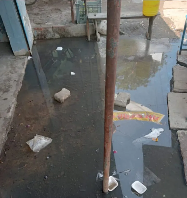 गोलाबाज़ार में नाली जाम, दुकानों में घुसा गंदा पानी