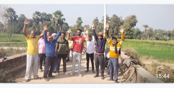  सड़क निर्माण न होने पर ग्रामीणों में आक्रोश