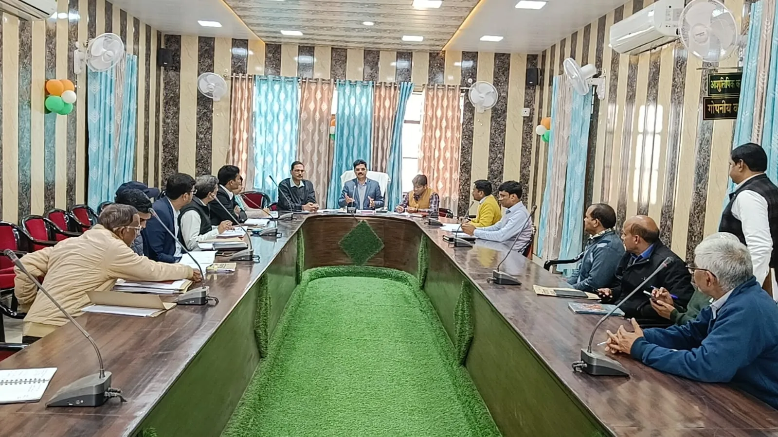 राजस्व परिषद पर्यवेक्षक की समीक्षा बैठक: किसानों के हित में कई महत्वपूर्ण निर्देश