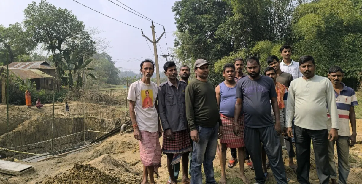 ग्रामीणों ने सड़कों सहित नाले के पुलिया का निर्माण में निम्न गुणवत्ता की सामग्रियों के उपयोग में भ्रष्टाचार का आरोप की।