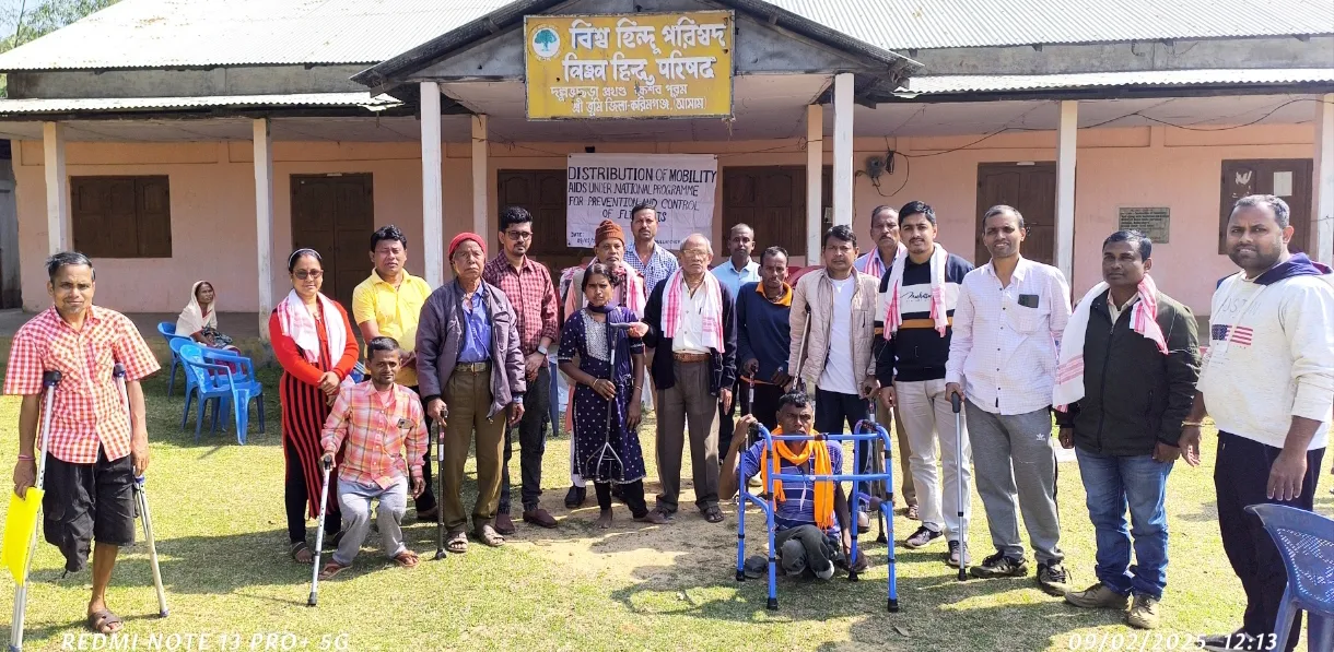 असम श्रीभूमि जिले के दुल्लभछड़ा में फ्यूचर सामाजिक-आर्थिक और सांस्कृतिक संगठन के उद्देश्य से विकलांग पुरुषों और महिलाओं के बीच विभिन्न वस्तुओं का वितरण।