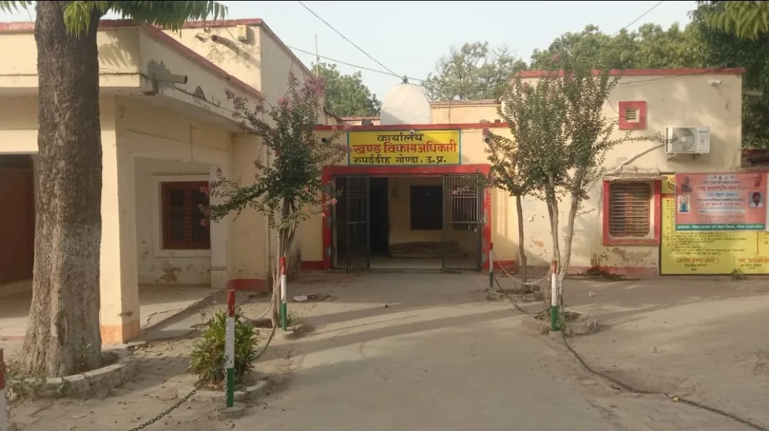 मनरेगा में फर्जी फोटो अपलोडिंग पर जिला प्रशासन के सख्त होते ही भुगतान पर लगी रोक क्या मनरेगा श्रमिकों के किए गए कार्यों का होगा भुगतान ?