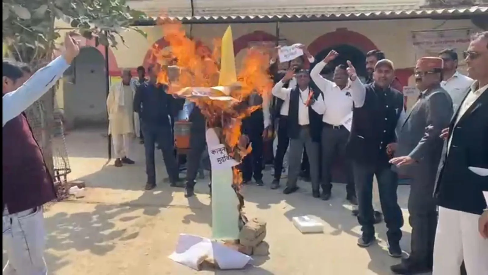 शाहगंज के अधिवक्ताओं ने कानून मंत्री का फूंका पुतला, जमकर कि नारेबाजी!