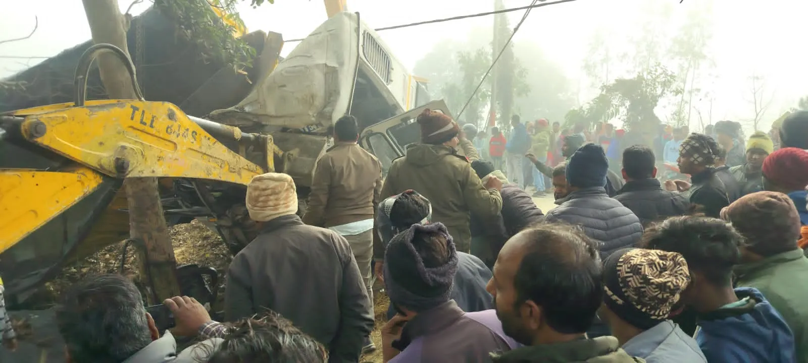  अनियंत्रित होकर रोड के किनारे पलटा ट्रेलर, चालक घायल