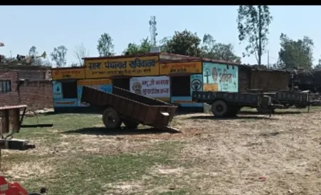 पंचायत घर में लटका ताला प्रधान के घर में पंचायत सहायक कर रहा काम