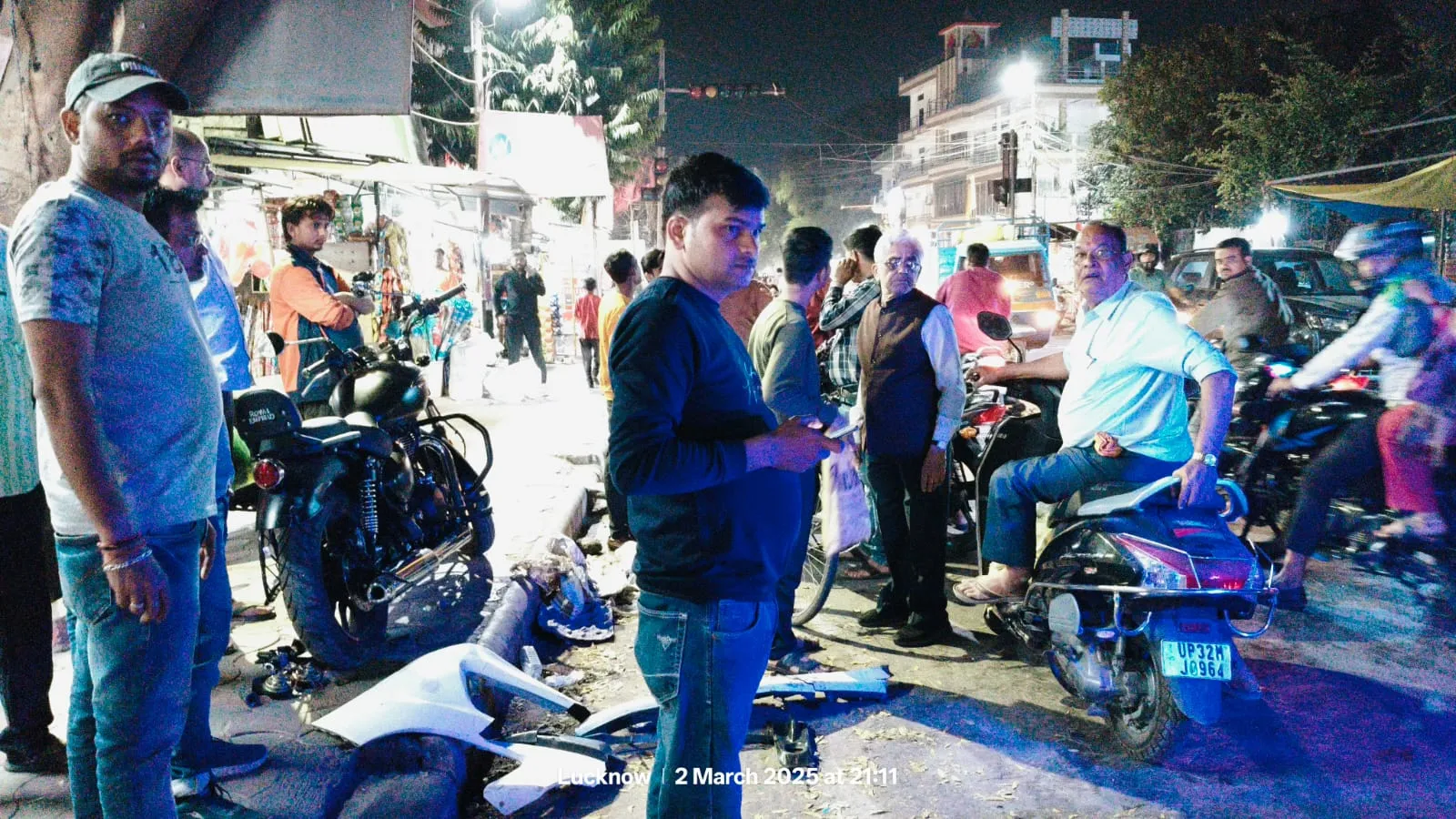 अलीगंज के सेक्टर-Q चौराहे पर बेकाबू कार ने मचाया तांडव