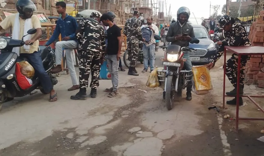 शोहरतगढ़ : भारत- नेपाल बॉर्डर पर सुरक्षा को लेकर चेकिंग करते हुए एसएसबी जवान 