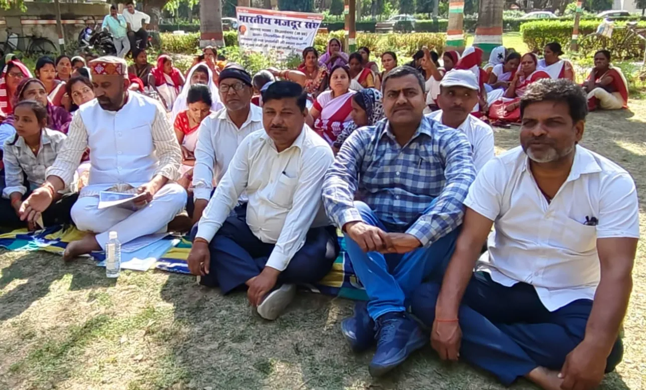 श्रम कानून में सुधार के लिए  उपजिलाधिकारी को सौंपा ज्ञापन