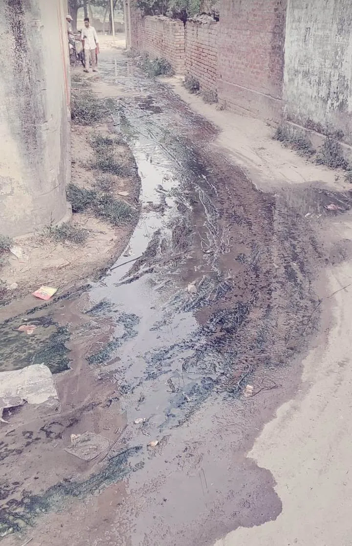 ग्राम भिउरा में शौचालय और बाथरूम का गंदा पानी सड़क पर गिराने से ग्रामीणों में आक्रोश